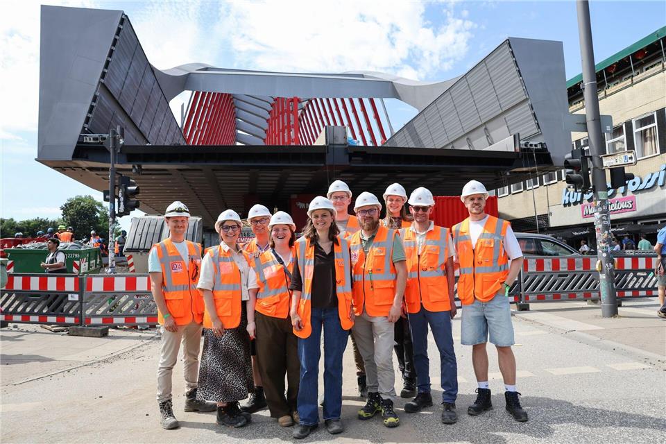 Das Projektteam der Deutschen Bahn vor der neuen Sternbrücke.Christian Charisius/dpa