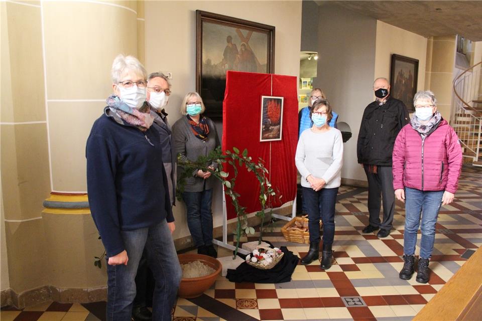 Das Projektteam hat am Donnerstag damit begonnen, den Weg in der Pfarrkirche St. Martin aufzubauen.