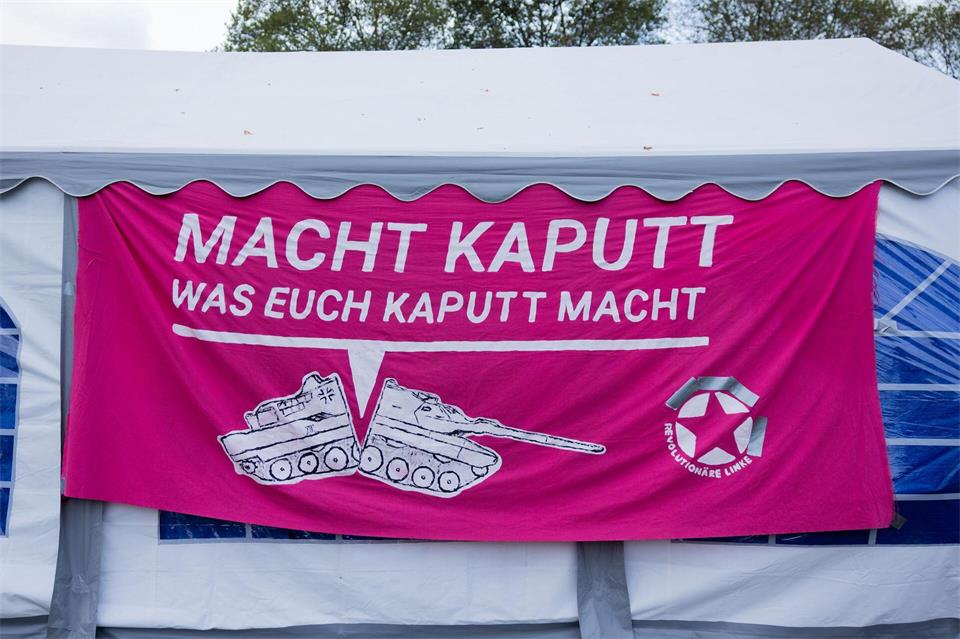 Das Protestcamp der Kriegsgegner im Kölner Grüngürtel wendet sich gegen Aufrüstung. Rolf Vennenbernd/dpa