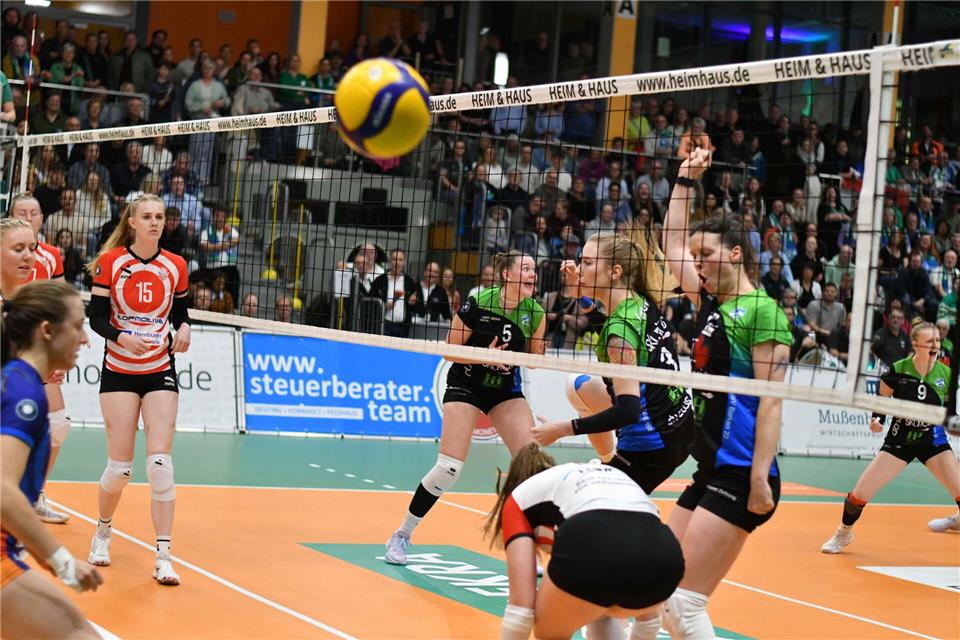 Das Publikum kommt in Scharen in die Mergelsberg-Halle, die ersten Bundesliga-Punkte der Skurios Volleys Borken lassen derweil noch auf sich warten.