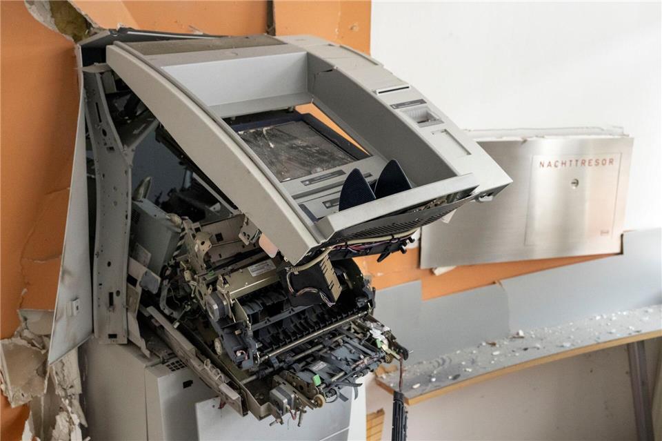 Das Quartett soll am Montagmorgen einen Geldautomaten in Ehekirchen gesprengt haben. Stefan Puchner/dpa