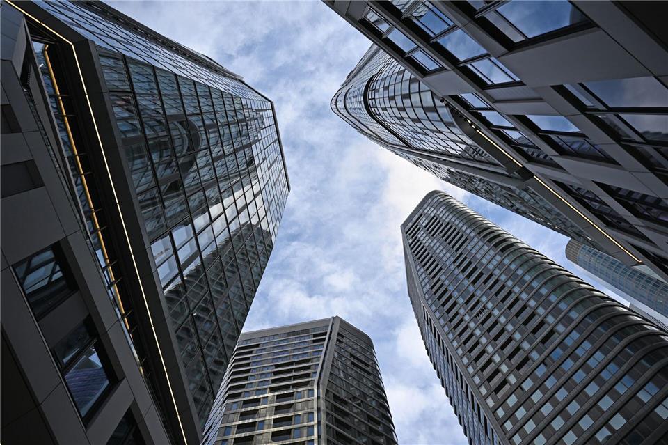 Das Quartier „Four“ heißt so, weil hier vier Türme gebaut wurden. Michael Brandt/dpa