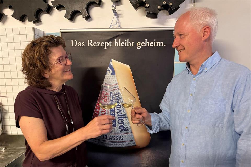 Das Quereinsteiger-Winzerpaar Eva Raps und Urban Kaufmann im eigenen Weinbaubetrieb.Jens Albes/dpa