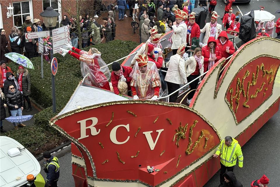 Das RCV-Prinzenpaar Paul I. und Caro I. hat beim Rosenmontagszug in Raesfeld reichlich Kamelle geworfen.