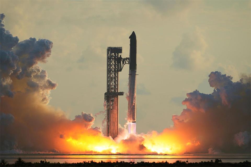 Das Raketensystem „Starship“ von SpaceX startet von Starbase in Texas zu einem Testflug.Eric Gay/AP/dpa