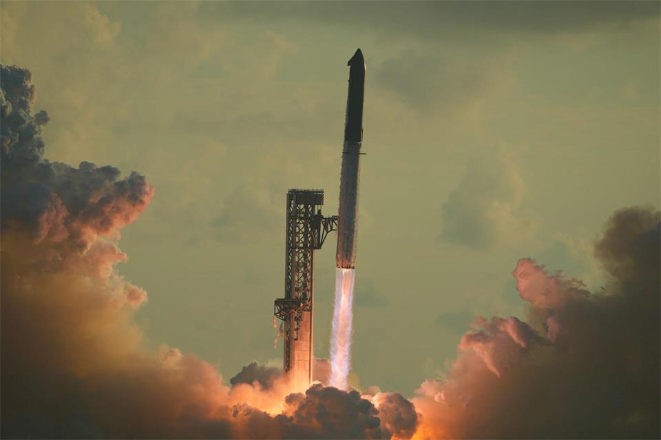 Das Raketensystem „Starship“ von SpaceX startet von Starbase in Texas zu einem Testflug. (Archivbild)Eric Gay/AP/dpa