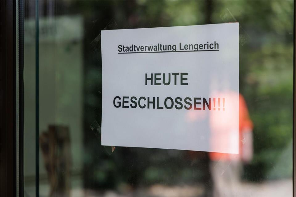 Das Rathaus blieb nach dem Großeinsatz für den Rest des Tages geschlossen.David Ebener/dpa