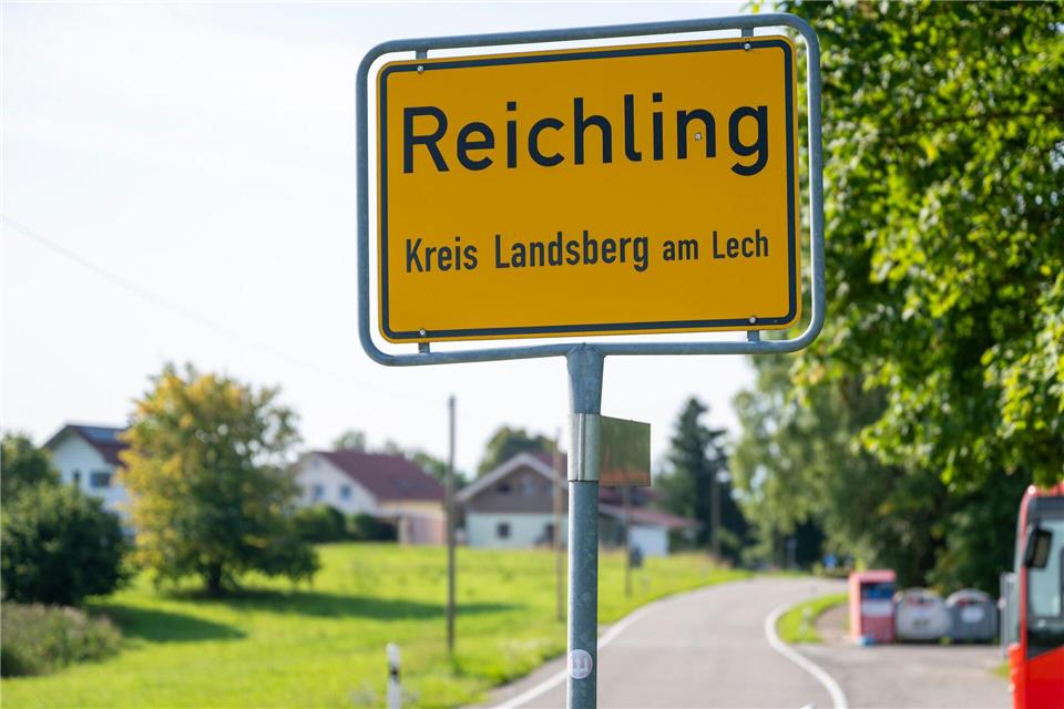 Polizei durchsucht Räume im Rathaus von Reichling Das Rathaus der Gemeinde Reichling im Landkreis Landsberg ist teilweise durchsucht worden. (Archivbild)Peter Kneffel/dpa