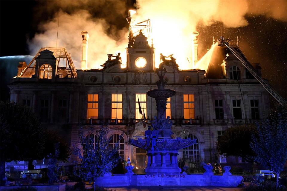 Das Rathaus in Limoges in Zentralfrankreich brennt, nachdem eine Gruppe von Personen im Rahmen einer landesweiten Mobilisierungsaktion gegen hohe Lebenshaltungskosten gewaltsam in das Gebäude eingedrungen war.Pascal Lachenaud/AFP/dpa