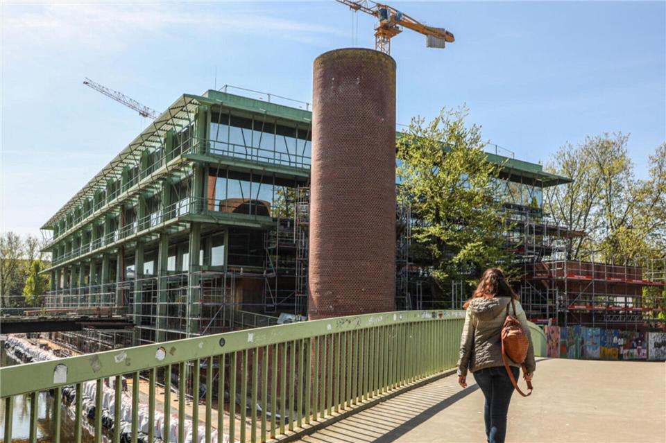 Das Rathaus wird in den nächsten Wochen komplett eingerüstet. Die Baustraße für das Gerüst ist in der Aa bereits angelegt.