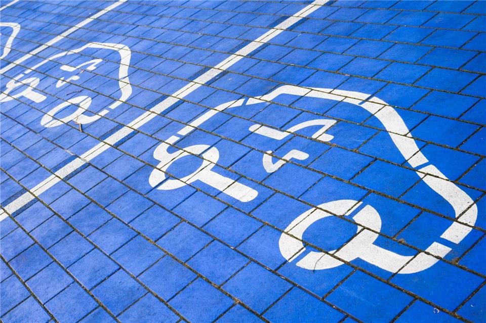 Das Recht, Tankstellen für Fahrzeuge mit Benzin- oder Dieselantrieb zu betreiben, umfasse nicht automatisch den Betrieb von Schnellladesäulen für Elektrofahrzeuge, urteilte ein Gericht. (Symbolbild)Julian Stratenschulte/dpa