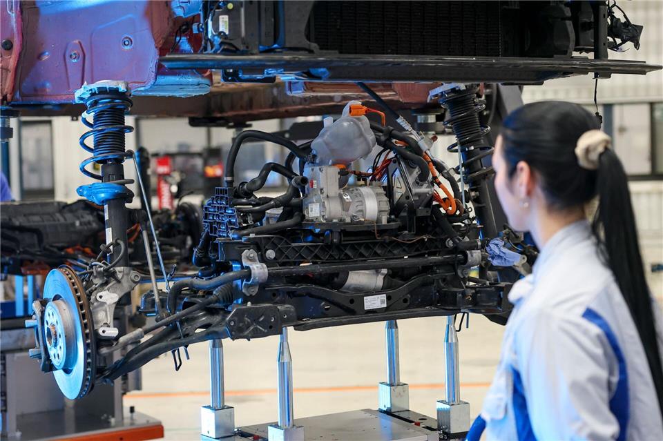 Das Recycling und Wiederaufbereiten von Altfahrzeugen soll künftig rund 1.000 Arbeitsplätze im Zwickauer VW-Werk sichern.Jan Woitas/dpa