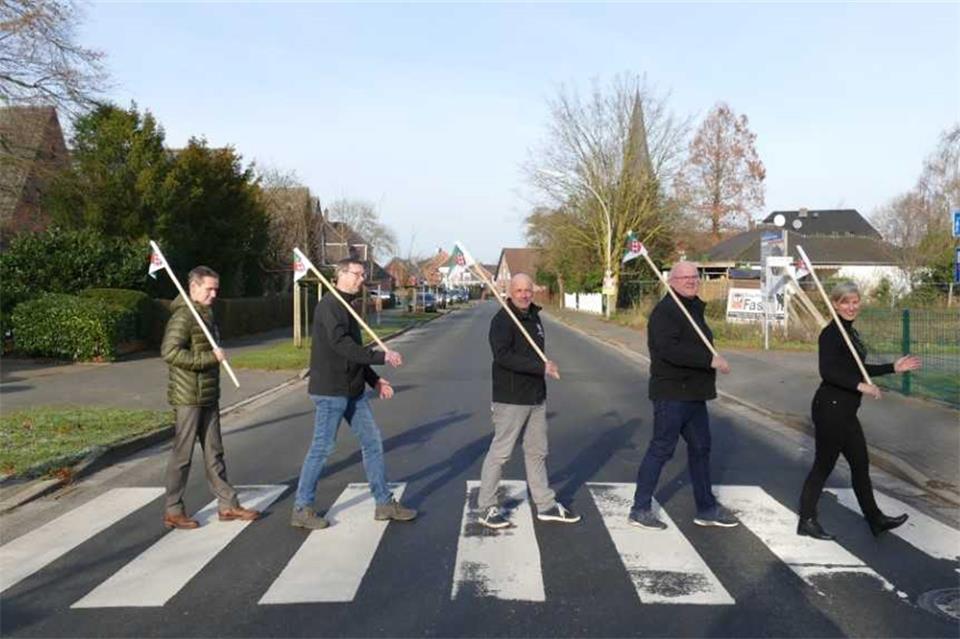 Das Redaktionsteam auf der Erler ‚Abbey Road‘ (v. l.): Michael Oestreich, Ludger Göllmann, Manfred Gülcher, Arno Brömmel und Doris Röckinghausen (wortART). Das Foto entstand vor den Corona-Einschränkungen samt Abstandsvorschriften.