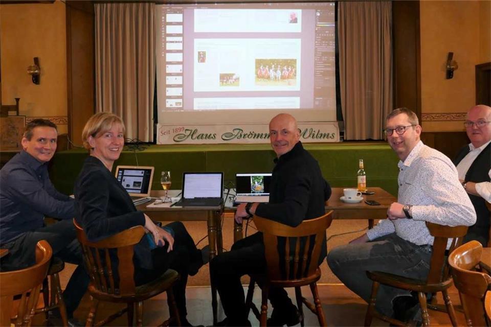 Das Redaktionsteam der Festschrift freut sich auf die Auslieferung der Bücher.