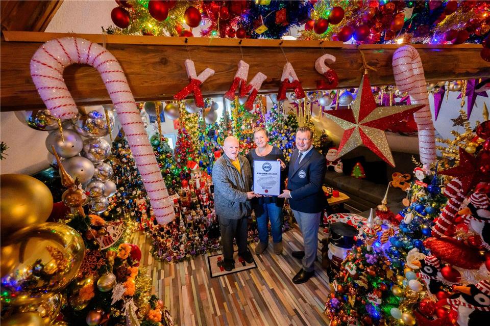 Das Rekord-Institut für Deutschland hat die Familie „für die meisten geschmückten Weihnachtsbäume an einem Ort“ ausgezeichnet.Julian Stratenschulte/dpa