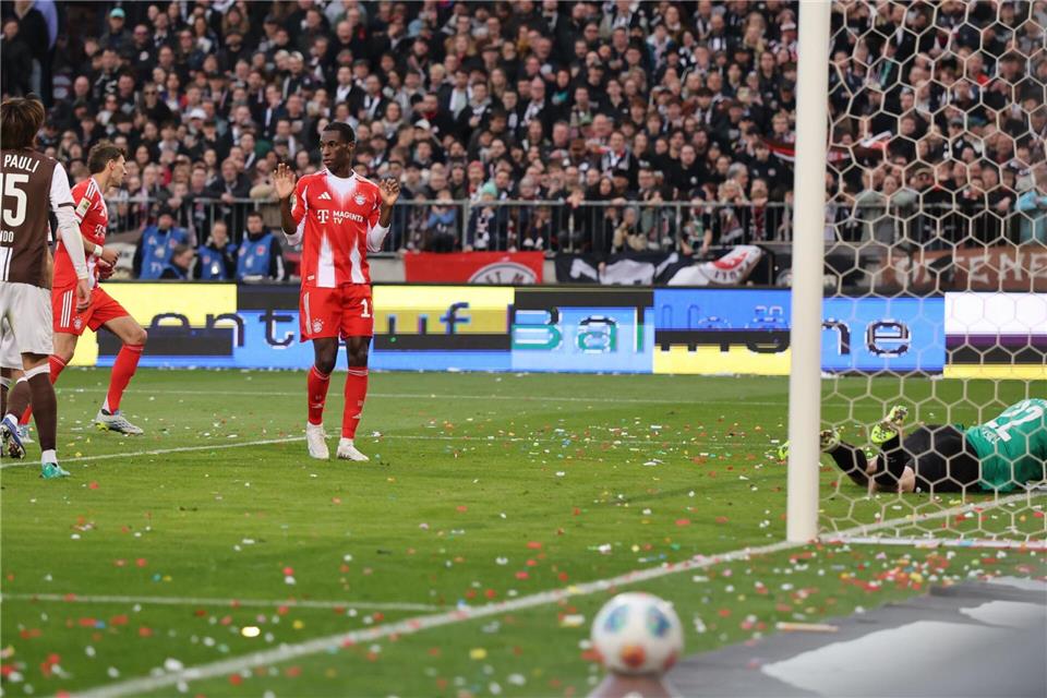 Das Rekordtor: Leon Goretzka (2.v.l.) schießt den 102. Bayern-Treffer in dieser Saison. Christian Charisius/dpa