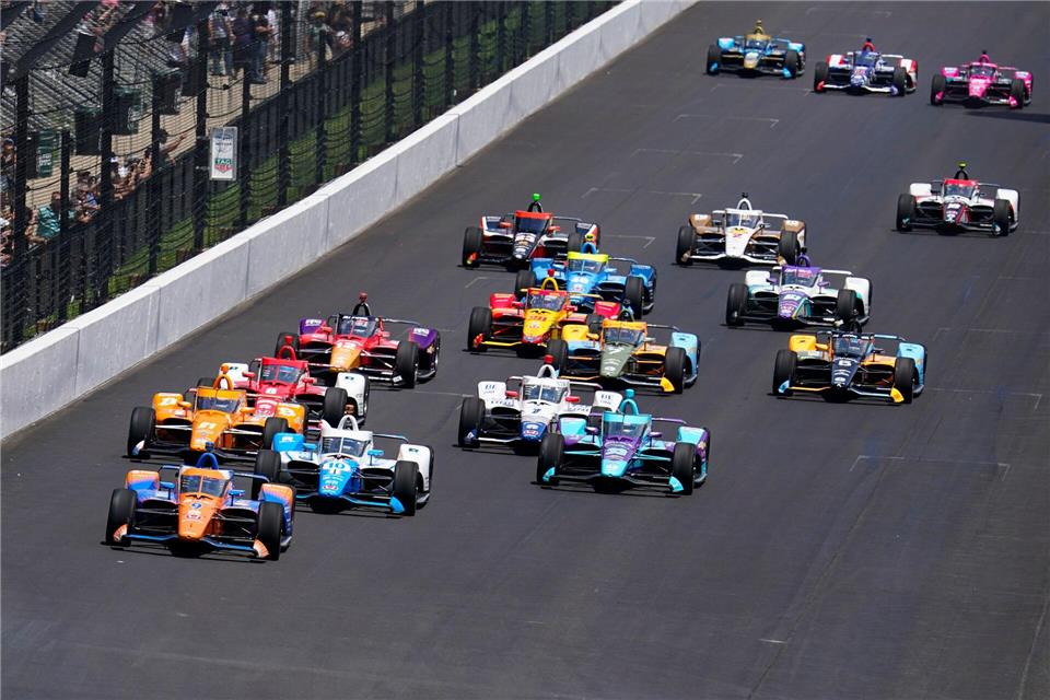 Das Rennen auf dem Oval-Kurs in Indianapolis ist eine harte Prüfung. (Archivbild)Michael Conroy/AP/dpa