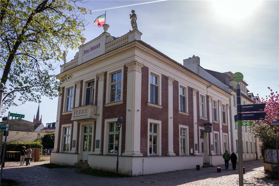 Das Restaurant „Alte Überfahrt“ liegt an der Uferpromenade der Insel Werder. (Archivfoto)Soeren Stache/dpa