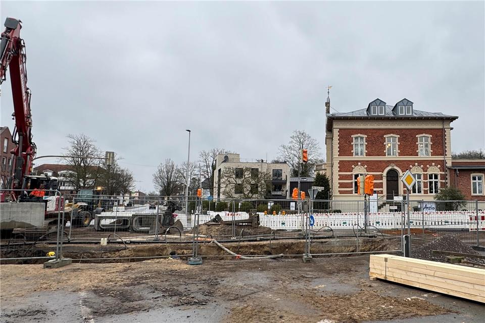 Das Restaurant Anzio und der Frisörsalon „Casa Hair“ in der Villa Buchholtz (rechts im Bild) sind von der Kanal-Baustelle umgeben.