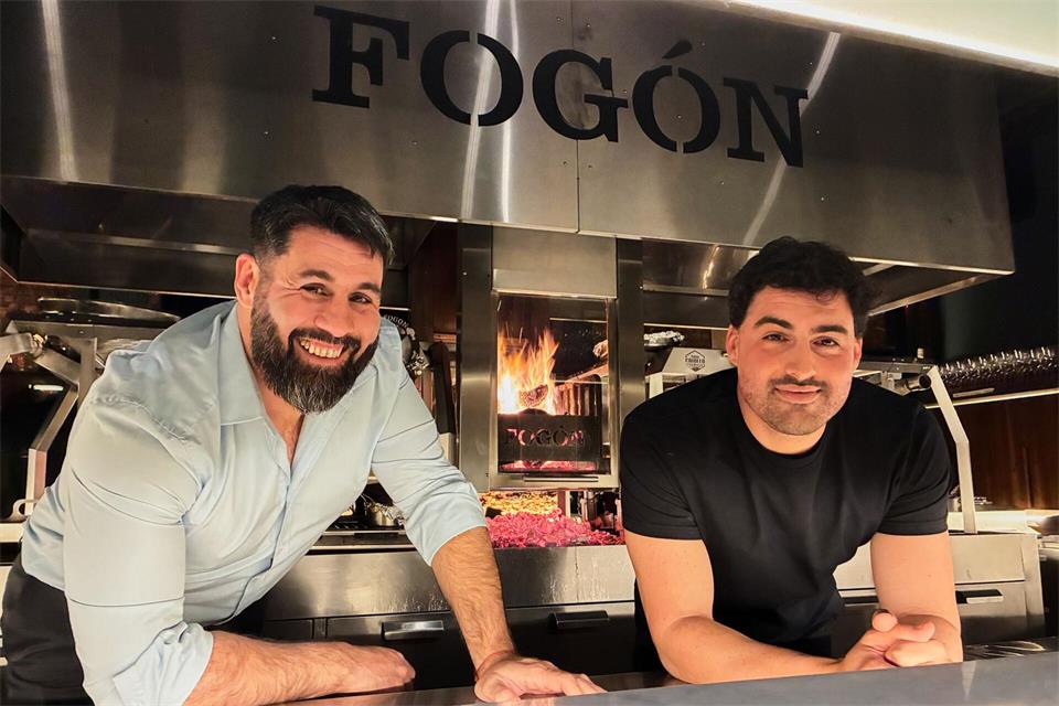 Das Restaurant „Fogón Asado“ von Sebastián Cardamoni (l) und Alex Pels ist laut der Reise-App Tripadvisor das beste Restaurant der Welt. Marcus Christoph/dpa