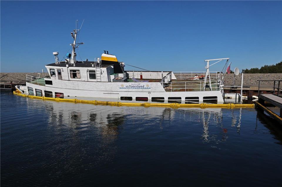 Das Restaurantschiff „Vaterland“ liegt in der Marina Lubmin auf Grund.Bernd Wüstneck/dpa