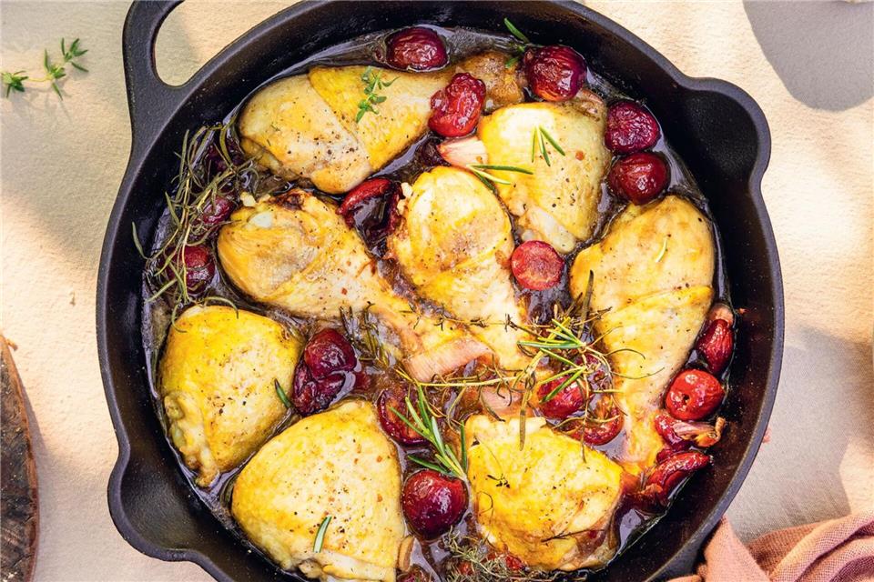 Das Rezept zum Gericht „Hähnchen in Balsamico-Kirsch-Soße“ stammt aus dem Kochbuch „Rezepte aus dem Cottage Garden“ von Annalena Bokmeier. Annalena Bokmeier/Hölker Verlag/dpa-tmn