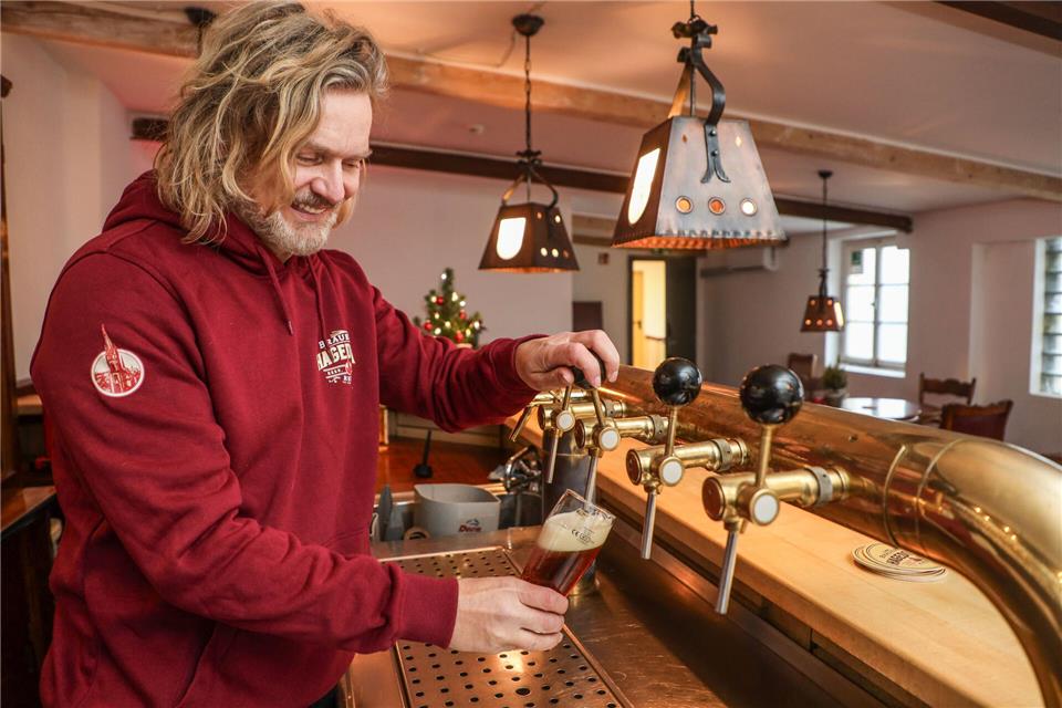 Das „Rheder Dunkel“ hat Klaus Passerschröer bereits am Hahn und schenkt es bei Brauereiführungen zur Verköstigung aus.