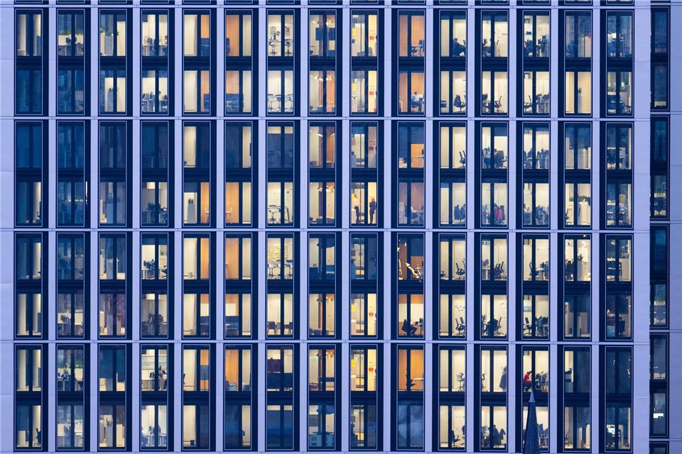 Das Rhein-Main-Gebiet bietet viele Dienstleistungsjobs. (Symbolbild)Boris Roessler/dpa