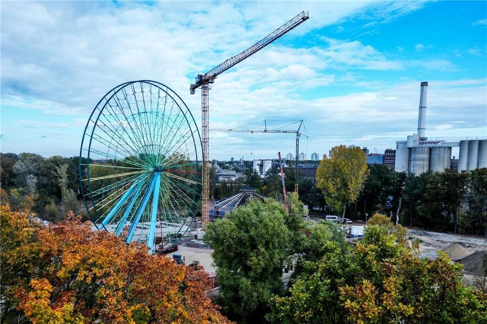 Das Riesenrad soll Herzstück des neuen Spreeparks sein.  Britta Pedersen/dpa