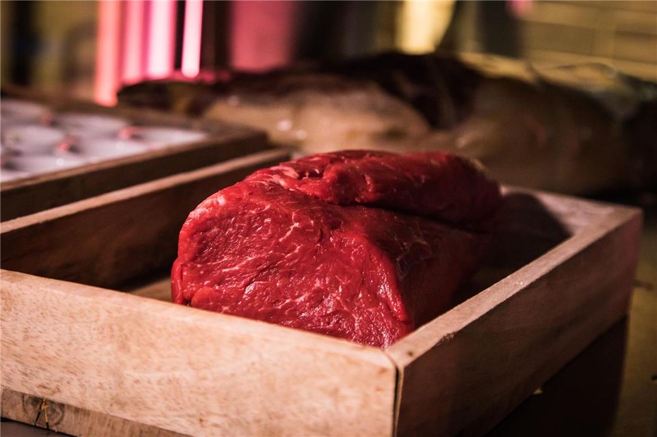 Das Rinderfilet von der deutschen Färse wird im „The Dry Gin and Beef Club“ im Reifekühlschrank aufbewahrt und erst bei Bestellung geschnitten und handgeklopft. Christin Klose/dpa-tmn