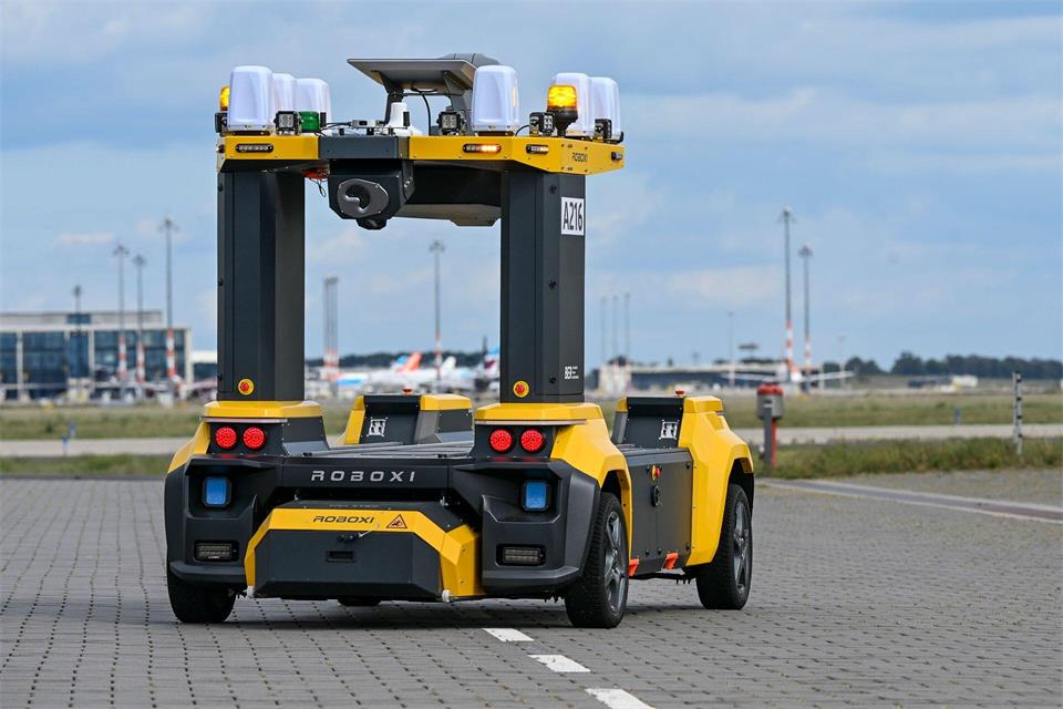 Das Roboxi genannte Fahrzeug sucht das Vorfeld und die Start- und Landebahnen nach herumliegenden Gegenständen wie Schrauben, Plastikmüll oder Asphalt-Bruchstücken ab.Jens Kalaene/dpa