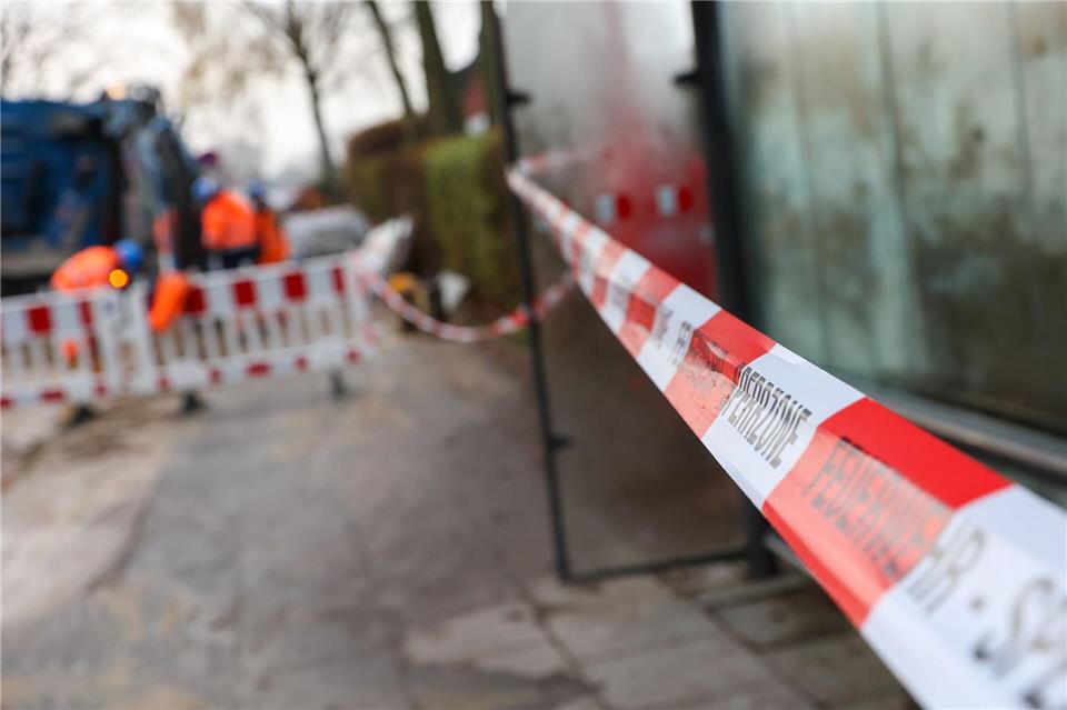 Das Rohr war am Donnerstag gegen 5.00 Uhr geplatzt und hatte die Straße Bramfelder Weg überschwemmt. Bodo Marks/dpa