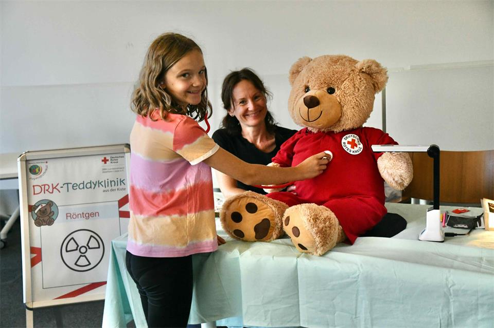 Das Rote Kreuz präsentiert sich und seine Arbeit bei einem Tag der offenen Tür. Auch die sogenannte Teddyklinik gehört zum Angebot.