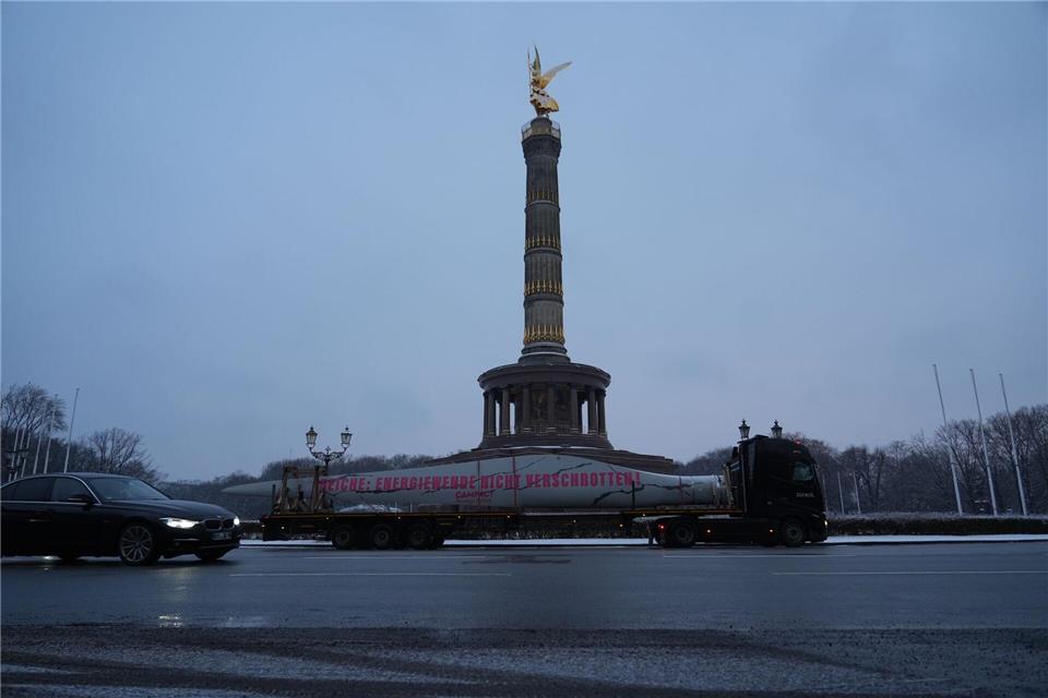 Das Rotorblatt rollte als Sondertransport durch Berlin. Manuel Genolet/dpa