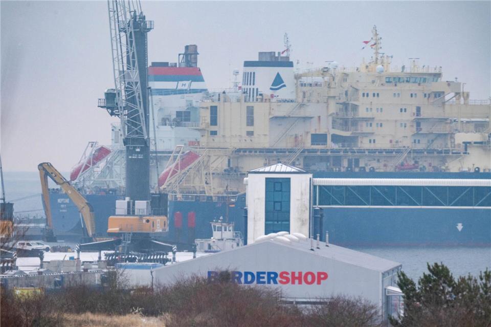 Das Rügener LNG-Terminal hat im Vergleich zu anderen deutschen Terminals zuletzt wieder am meisten Gas eingespeist. Stefan Sauer/dpa