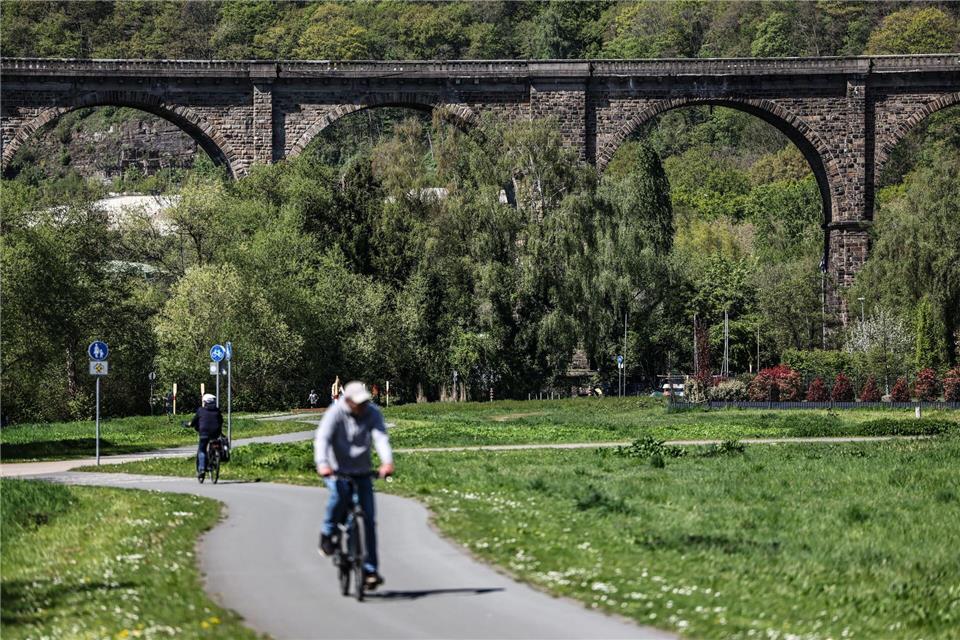 Das Ruhrviadukt über den Ruhrtalradweg in Herdecke ist eines der Highlights entlang der Strecke.Oliver Berg/dpa
