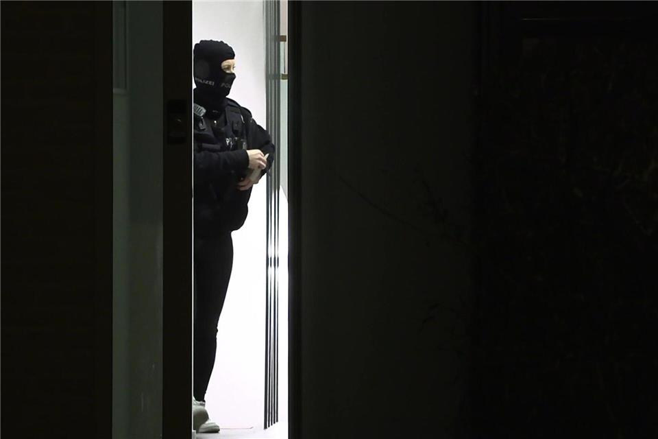 Das SEK greift ein und nimmt den Mann in der gemeinsamen Wohnung fest. (Symbolbild)dpa