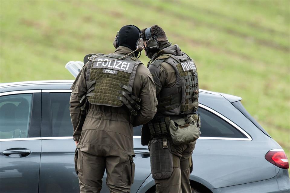 Das SEK nahm in Murr einen Verdächtigen nach einer Bedrohung mit einer Schusswaffe fest. (Symbolbild)Silas Stein/dpa