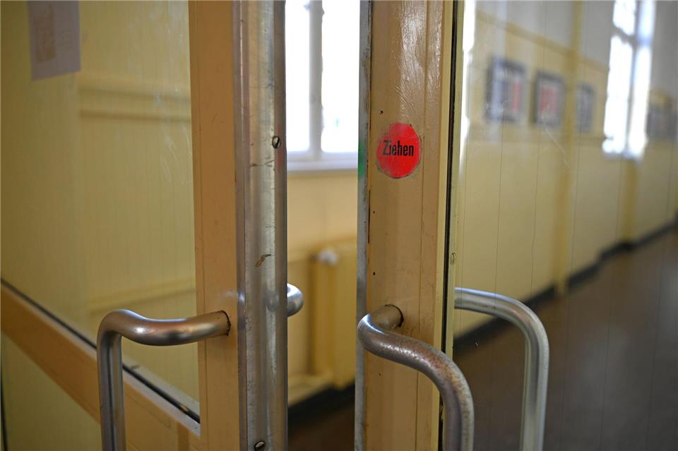Das Saarland will Türöffner sein, wenn es darum geht, Kommunen bei der Sanierung von Schulen zu unterstützen. (Symbolbild)Elisa Schu/dpa