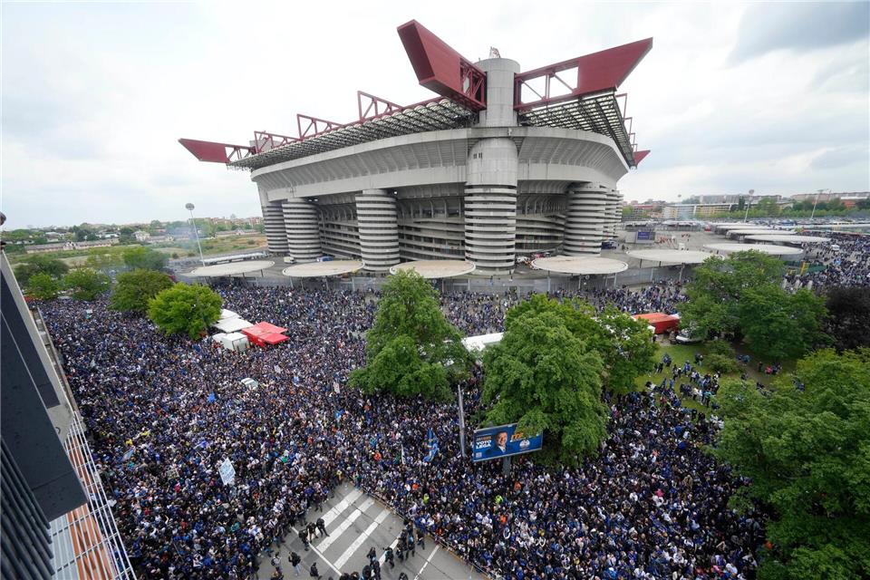 Das San-Siro-Stadion in Mailand soll vekauft werden. (Archivbild)Luca Bruno/AP/dpa