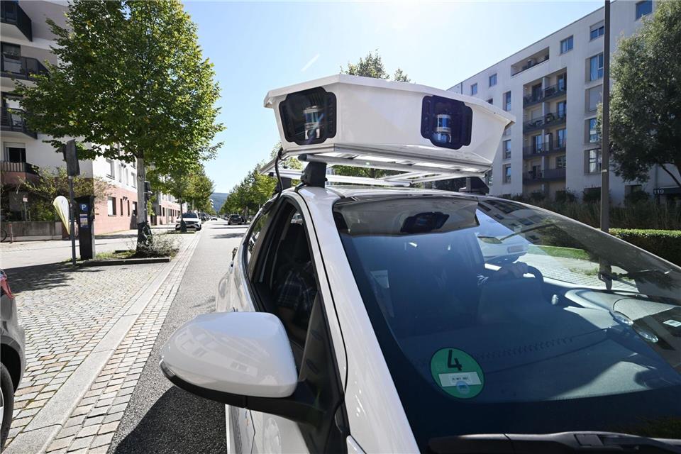 Das Scan-Auto hat auf dem Dach Kameras installiert, die im Vorbeifahren die Nummernschilder von parkenden Autos erfassen können. Bernd Weißbrod/dpa