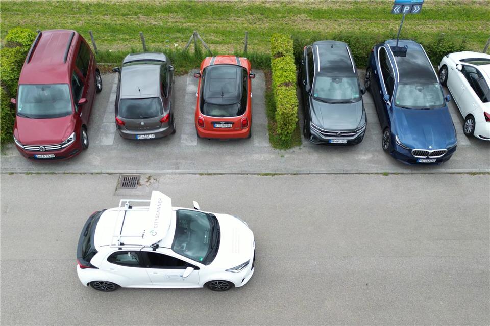 Das Scan-Auto kontrolliert in einem Modellversuch parkende Autos im Umfeld der Universität Hohenheim in Stuttgart.Bernd Wei�brod/dpa