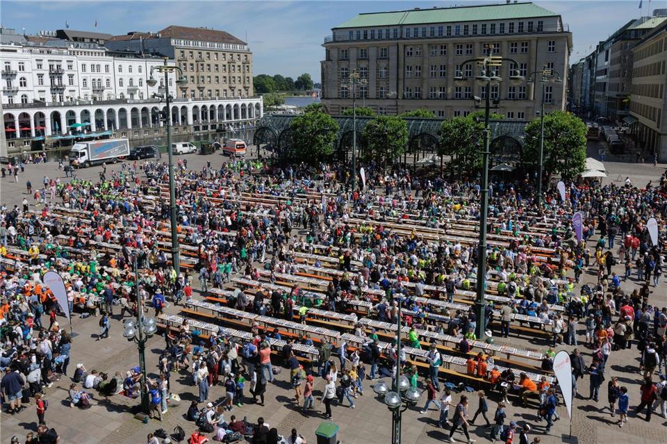 Das Schachturnier linkes gegen rechtes Alsterufer gilt als größtes der Welt.Markus Scholz/dpa
