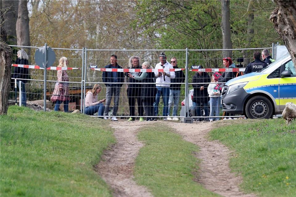 Das Schicksal des bei Wismar gestrandeten Wals beschäftigt die Menschen emotional.Bernd Wüstneck/dpa