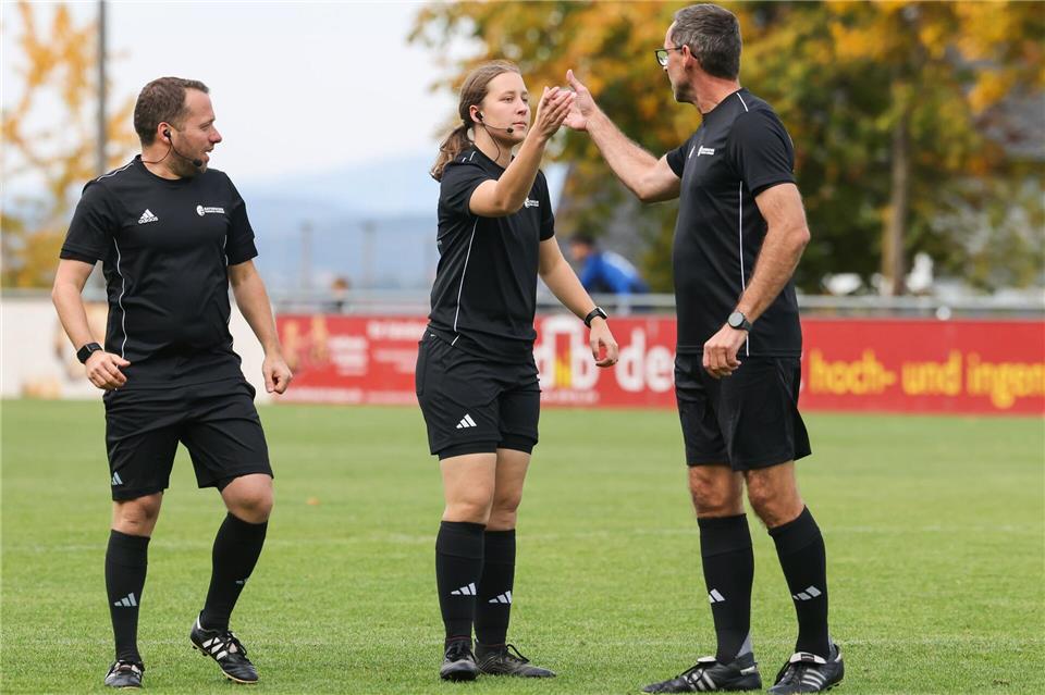 Tochter und Vater gemeinsam als Schiedsrichter auf dem Platz Das Schiedsrichter-Trio klatscht sich vor dem Spiel ab. Daniel Löb/dpa