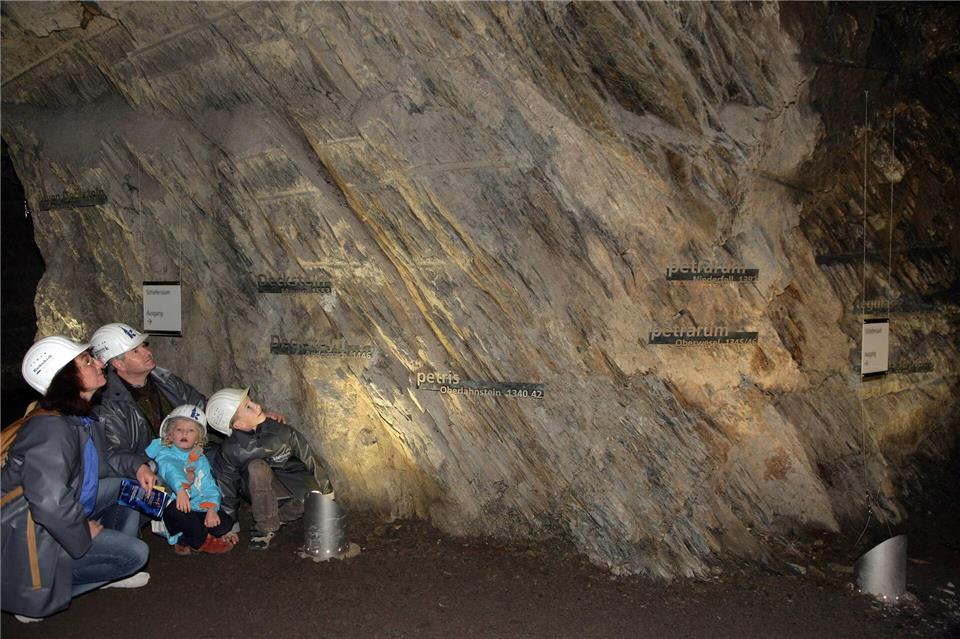 Das Schieferbergwerk Mayen bietet mit seinem 16 Meter tiefen Stollen-Labyrinth ein Ausflugsziel für die ganze Familie. (Archivbild)Thomas Frey/dpa