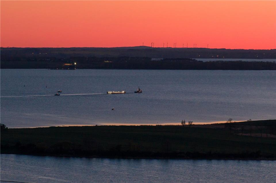 Das Schiff „Robin Hood“ zieht die Barge mit dem gestrandetem Wal.Bodo Marks/dpa