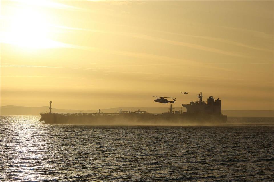Das Schiff „Smyrtos“ wird jetzt vor der englischen Küste festgehalten. (Handout)Lphot Hutchins/MoD Crown copyright/PA Wire/dpa
