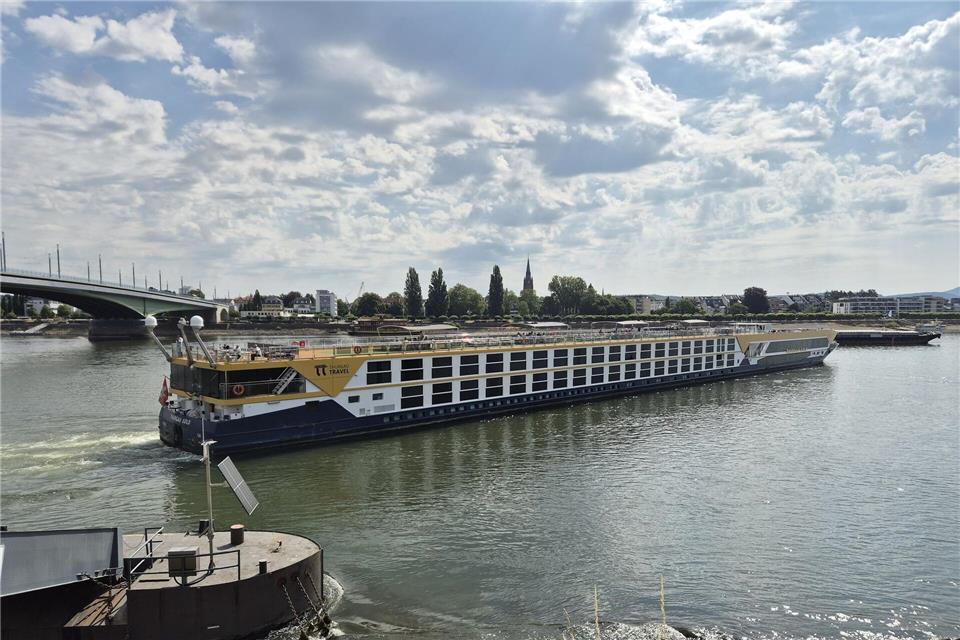 Das Schiff ist 135 Meter lang und steht quer auf dem Rhein.Sascha Thelen/dpa