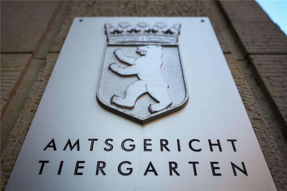 Das Schild am Eingang zum Gerichtsgebäude mit Sitz von dem Amtsgericht TiergartenSoeren Stache/dpa